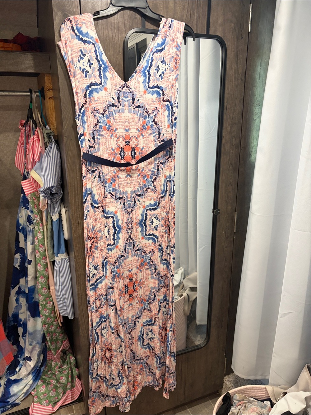 Sleeveless V-Neck Printed Sheath Dress in Coral & Navy - Picture 2 of 2